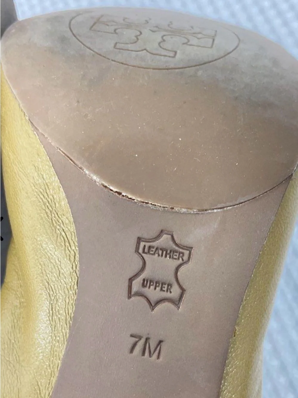 Tory Burch Romy Size 7 Tan Leather Round-Toe Heels with Bow and Logo Plaque